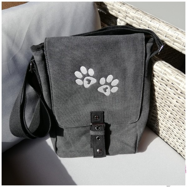 Tasche mit Pfötchen bestickt